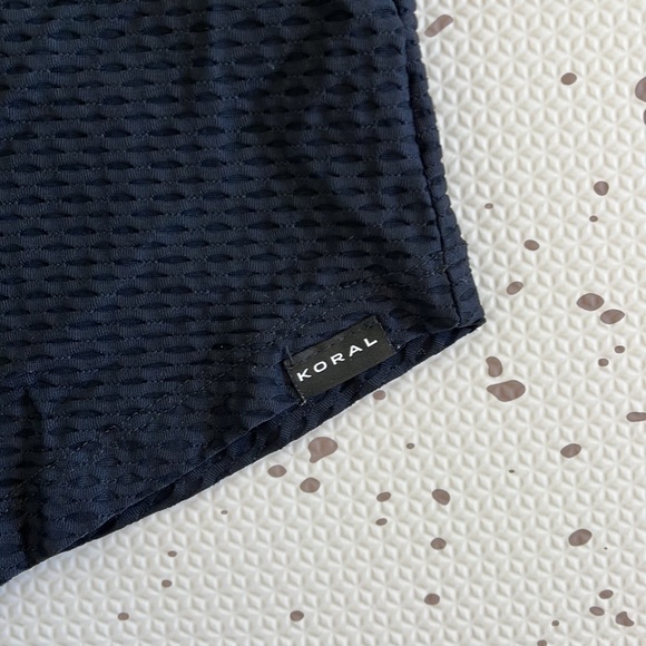 💘 KORAL - AERATE BLACK MESH TANK - Picture 2 of 5